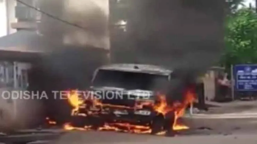 Lawyer-police spat: Police van set on fire in Cuttack
