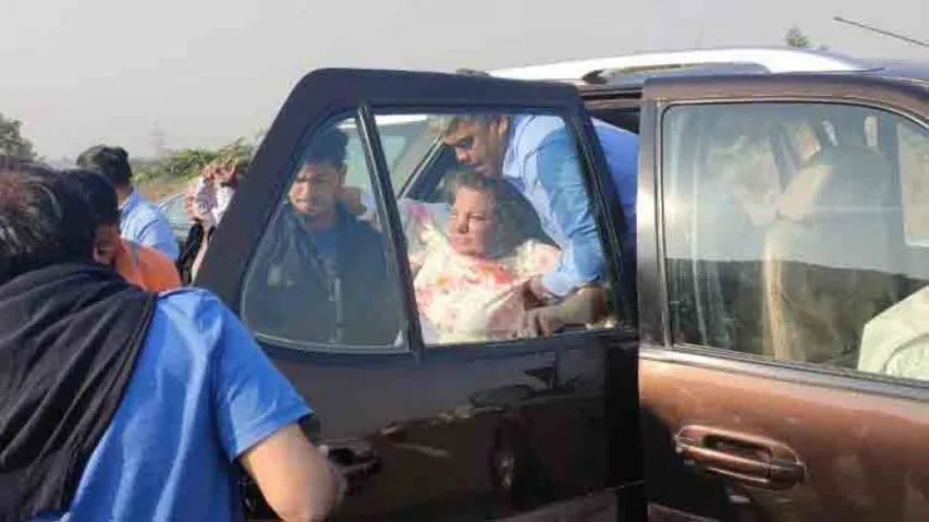 Shabana Azmi Grievously Injured In Raigad Accident
