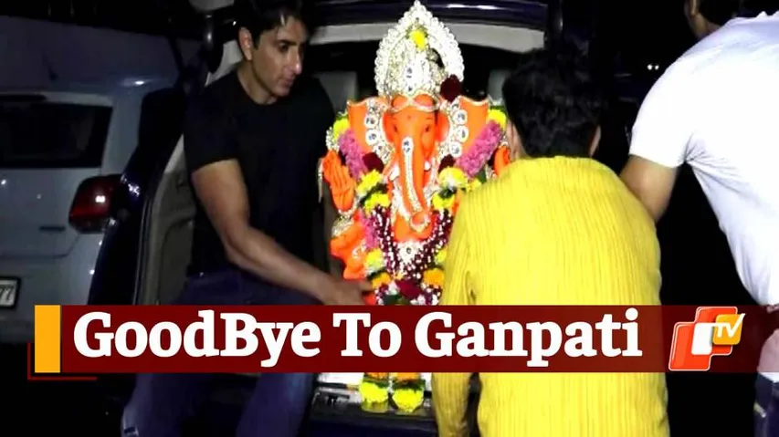 Sonu Sood Poses With Ganpati Bappa