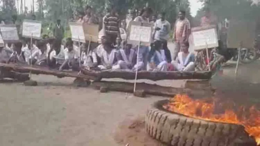 NH-59 blocked over shortage of teachers in school