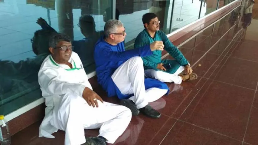 TMC delegation going to Sonebhadra detained at Varanasi airport
