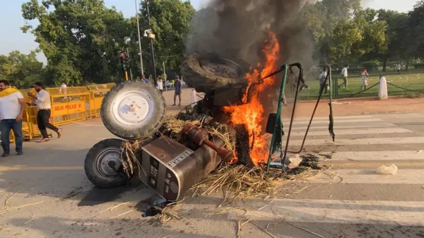 Punjab Youth Cong Workers Set Tractor Ablaze Near India Gate, 5 Detained