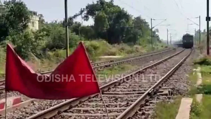 Bhubaneswar-Anand Vihar Superfast Express Narrowly Escapes Mishap