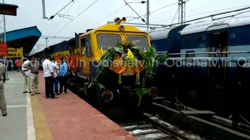 Railway Minister flags off extension of Jammu Tawi-Rourkela Express to Sambalpur