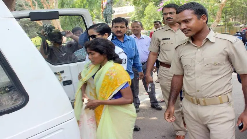 Journos turn good Samaritans, handle 'insane' woman with dignity