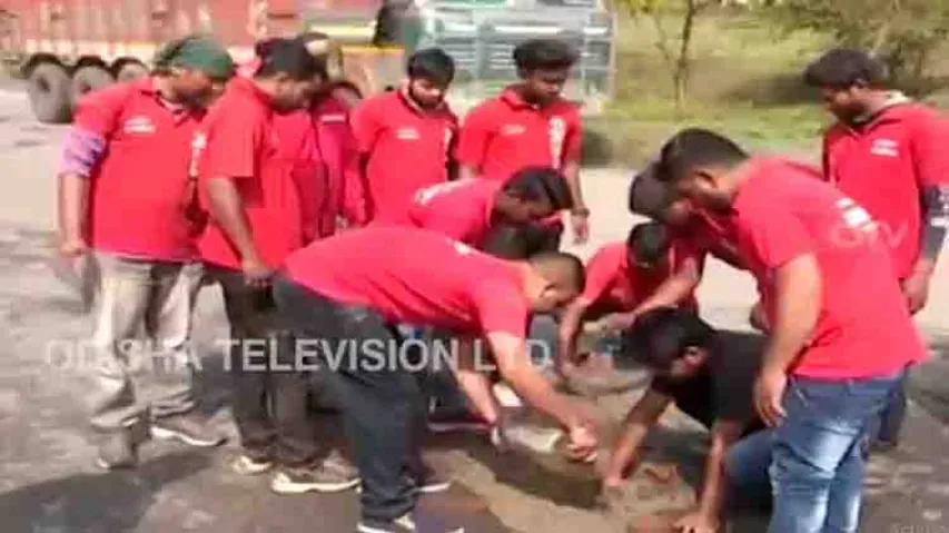 Food Delivery Boys Take Up Cudgels Against 'Bad' Road Conditions In Rourkela