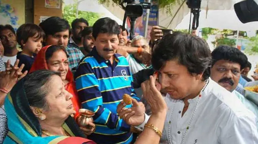 Out on bail, Akash Vijayvargiya gets hero's welcome