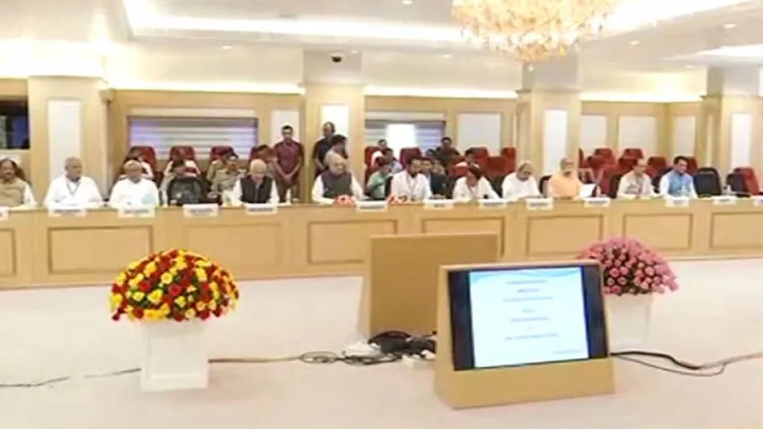 Shah Reviews Operations Against Naxals; Development Activities With CMs