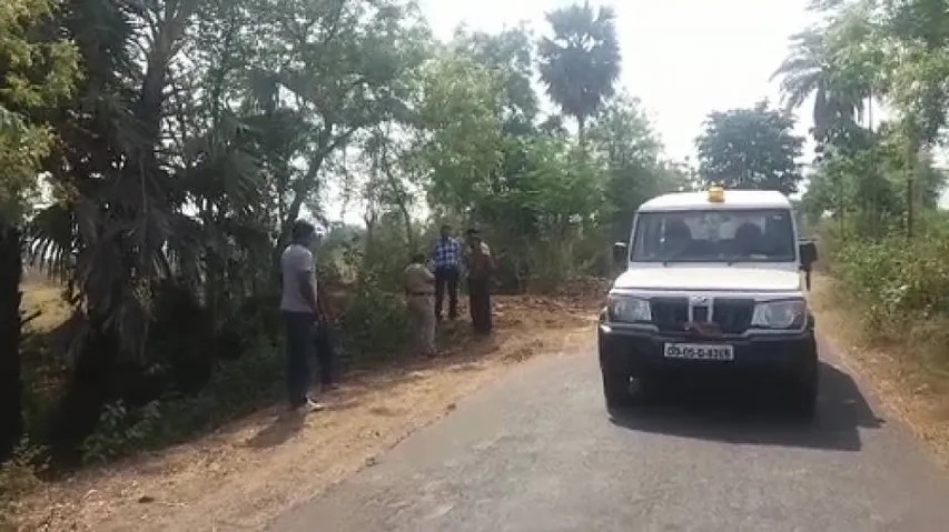 Panchayat official looted of Rs 5L at gunpoint