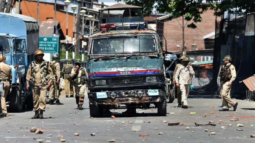 Civilians, CRPF troopers injured after militants hurl grenades in Srinagar