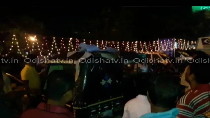 Bombs hurled near Durga puja pandal in Badambadi