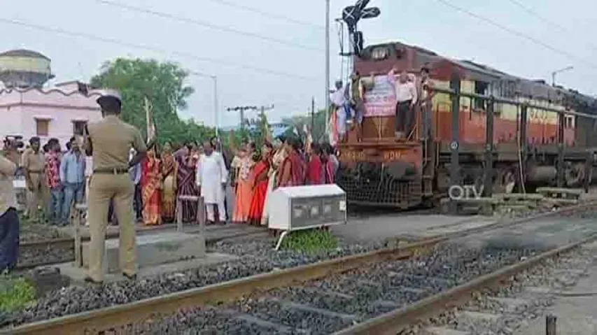 Trains cancelled, diverted due to lawyers' Maha bandh