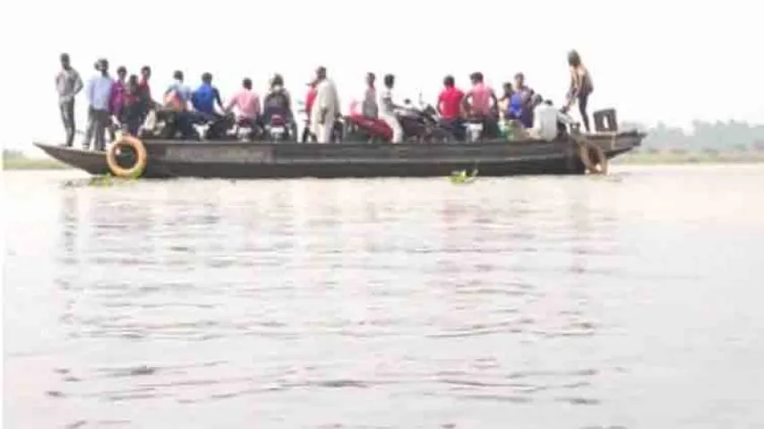 Sans bridge, people risk lives on country boats to cross rivers in Bhadrak