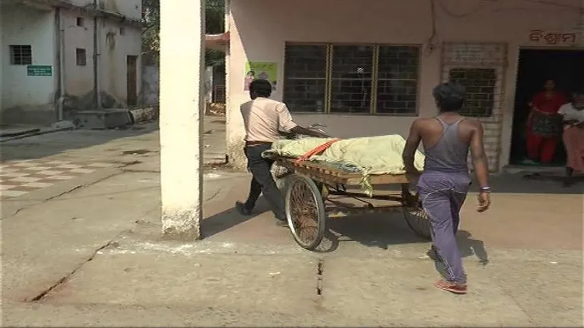 Man carries father's body on trolley in Bhadrak