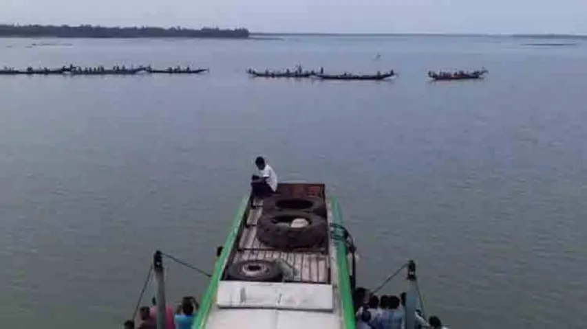 Ferryboat stranded in Chilika over dispute on ghat license