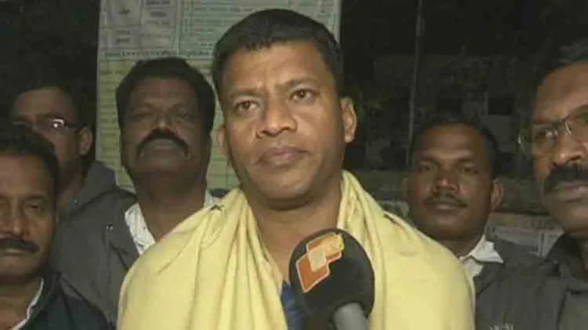 Congress activists gherao Malkangiri Collectorate protesting lapses in paddy procurement