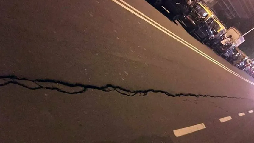 Another rail bridge cracks up in Mumbai, traffic diverted