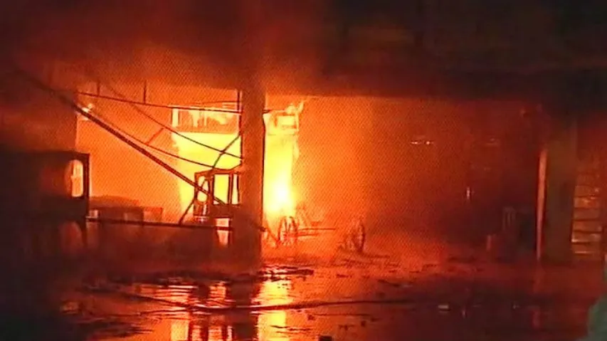 Fire breaks out in Delhi market