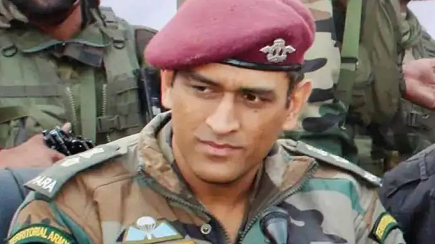Image of Dhoni signing bat in south Kashmir goes viral