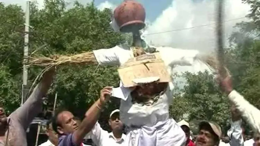 Agitating lawyers burn effigies of Odisha CM