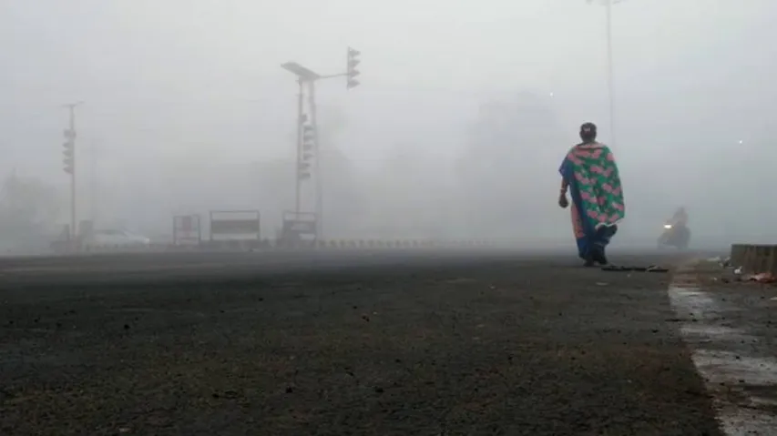 In Pics: Dense Fog Engulfs Twin City, Vehicular Traffic Affected