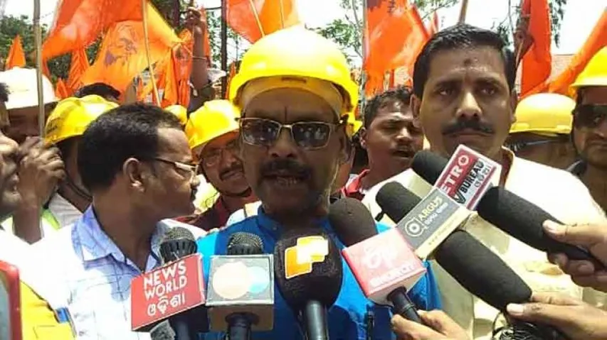 SR Rungta Mines labourers gherao Keonjhar Collector's office