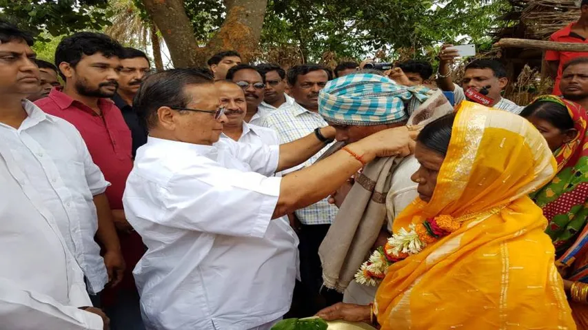 OPCC chief calls on ‘canal man’ Daitari Naik