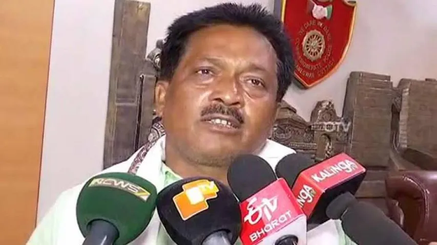 Honesty pays: Couple felicitated for returning cop's lost bag with valuables