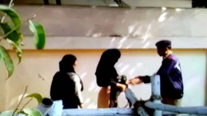 Odisha cop hands over AK-47 to girl during R-Day celebrations