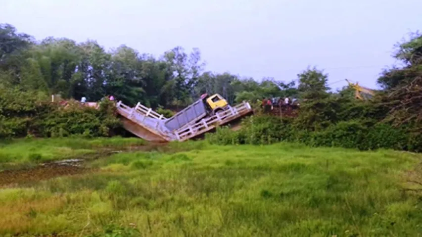 Truck gets stuck after bridge collapses in Jharsuguda; road communication disrupted
