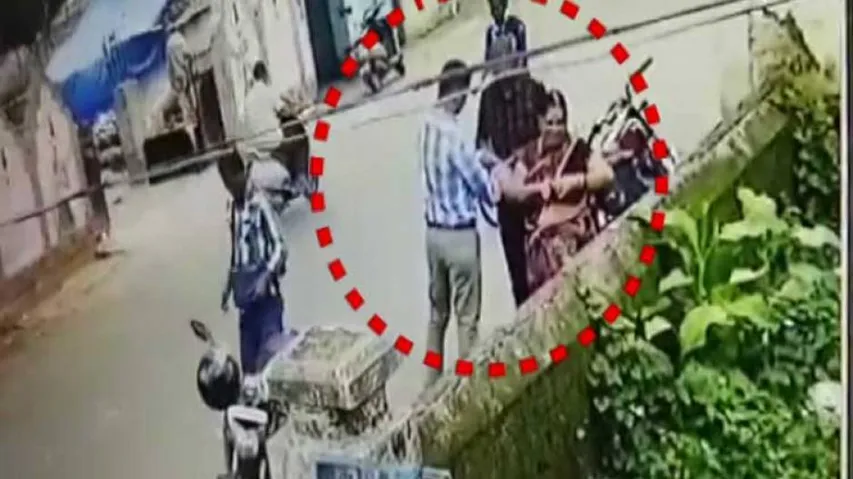 Conmen trick elderly woman in Kalahandi, loot jewellery; Act captured in CCTV