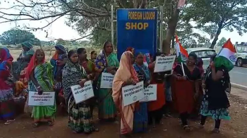Locals set liquor shop on fire after youth dies in road mishap