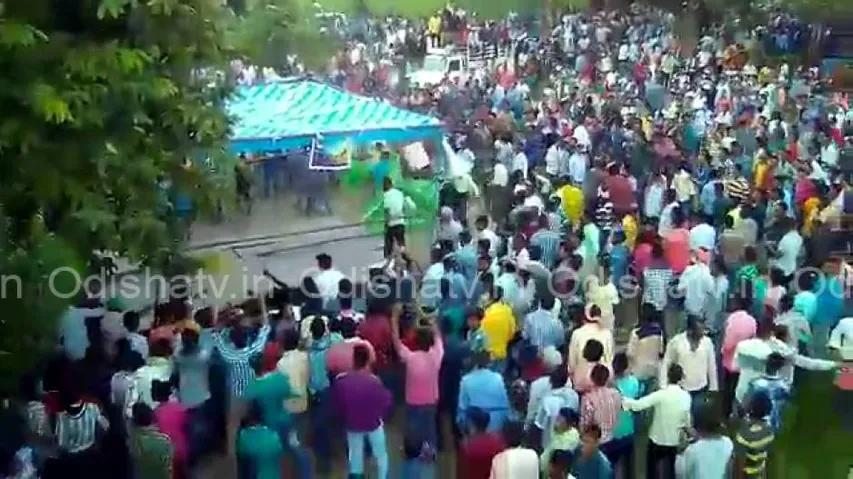 Mob goes berserk, vandalises lottery stall