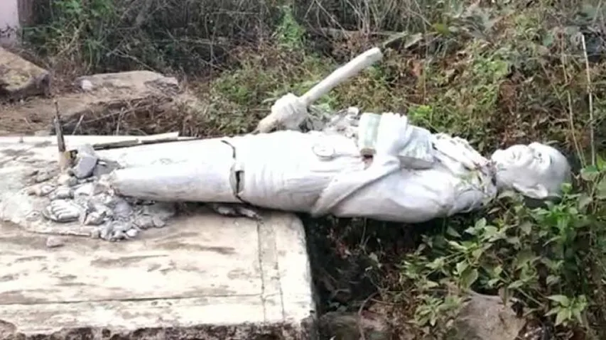 Drunken youths damaged Mahatma Gandhi's statue in Odisha