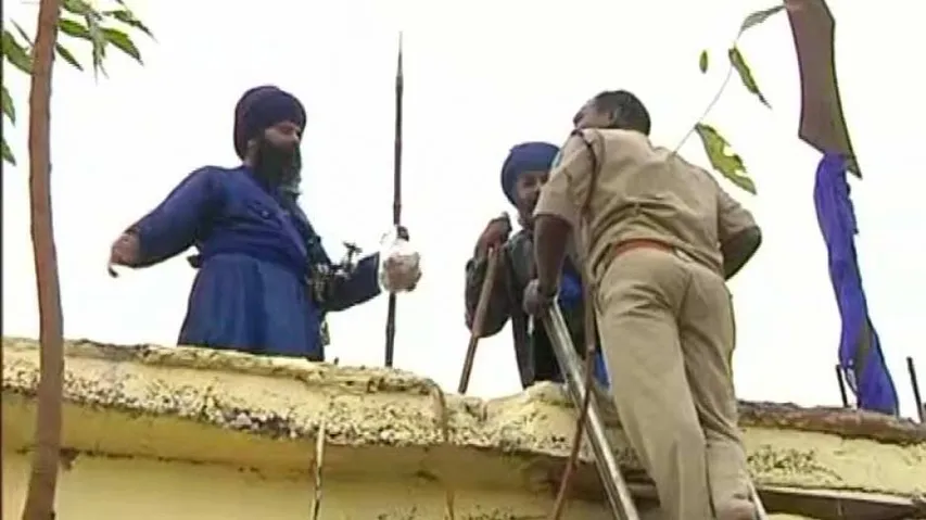 Sikh Youths From Punjab Climb Atop Mangu Mutt Near Puri Srimandir, Install Religious Insignia
