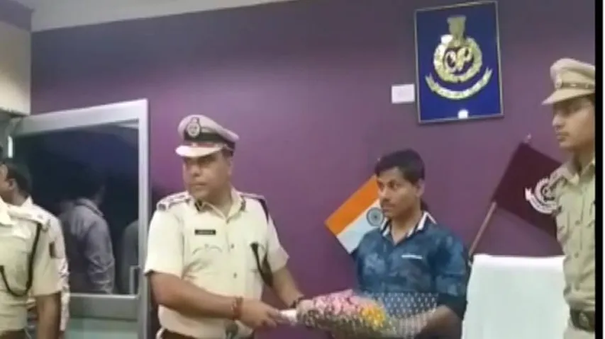 Hardcore Maoist surrenders before police in Koraput