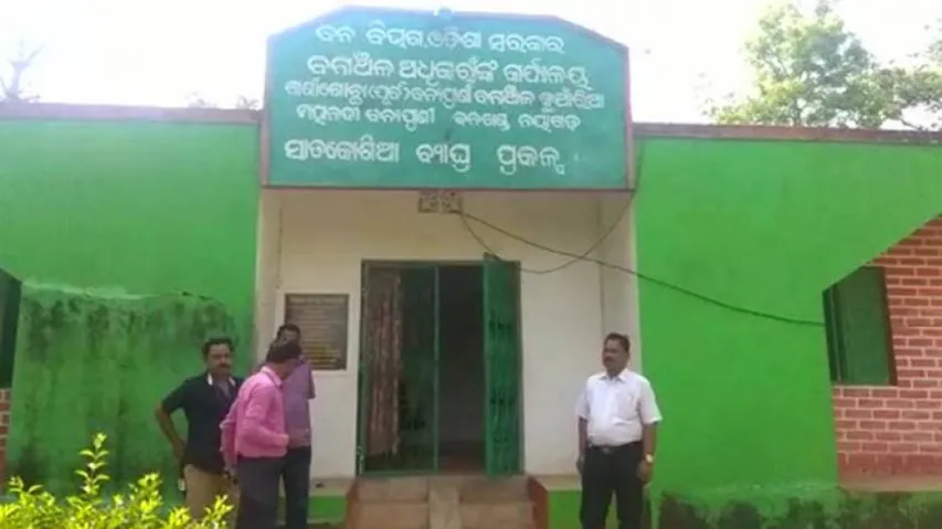 Maoists vandalize & loot Forest Range Office in Nayagarh