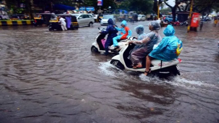 Heavy rains disrupt flights in Mumbai