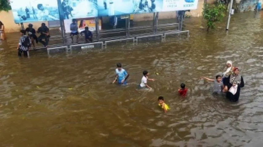 Rains paralyse Mumbai, Maharashtra declares holiday