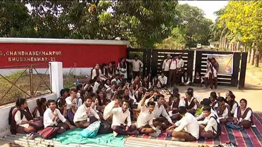 Students left in lurch after delay in issuance of certificates
