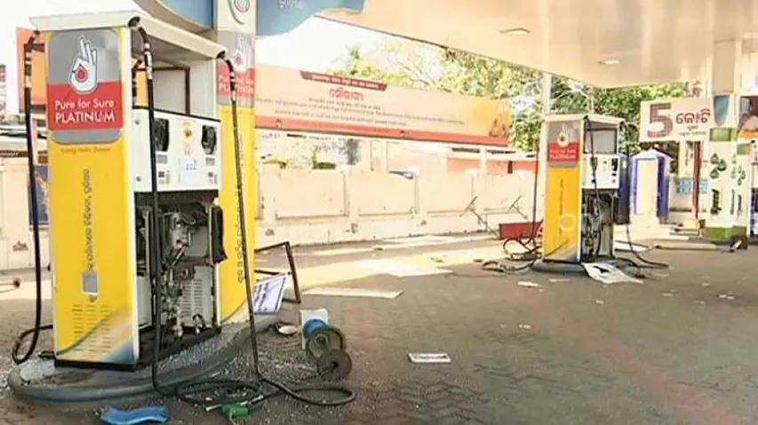 Locals ransack petrol pump alleging fuel theft; lathicharged