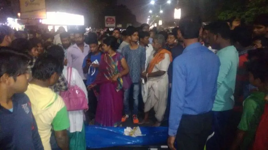 Police-public clash on busy Bhubaneswar road over youth's death