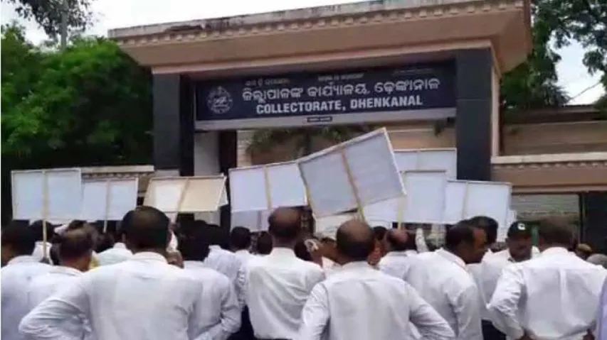 Eggs, tomatoes hurled at Dhenkanal collector’s office
