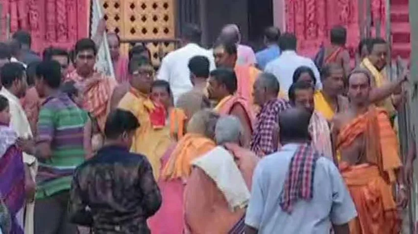 Despite resistance, 'Dhadi Darshan' implemented at Puri Srimandir