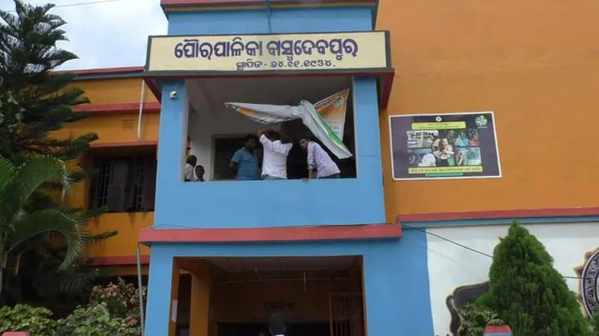 Locals gherao Basudevpur Municipality over discrepancies in ration card beneficiary list
