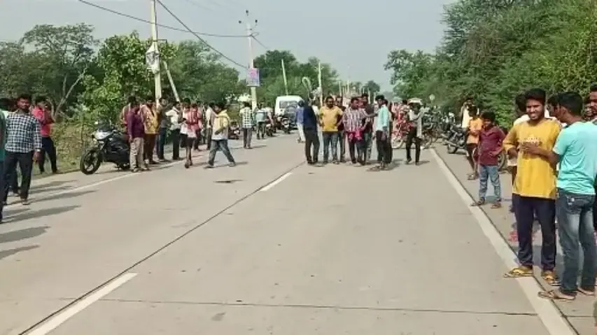 Minor girl dies as bus dragged her for half kilometer in Odisha, irate locals stage road blockade 