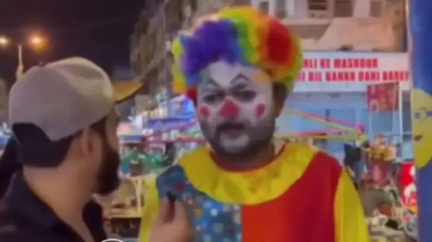 Soulful voice of this street clown will make your heart feel heavy; watch