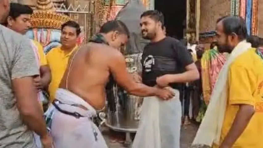 Servitors ensure decent dress rule at Srimandir, stop devotees in half pants 