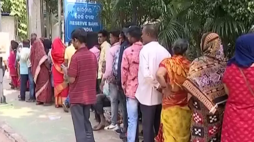 Garment showroom pays people to get Rs 2000 notes exchanged in RBI Bhubaneswar!