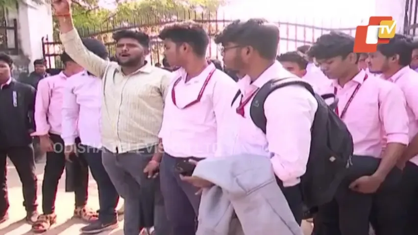 Students oppose ‘Nua O’ at Rajdhani College, allege politicisation of college campus by BJD
